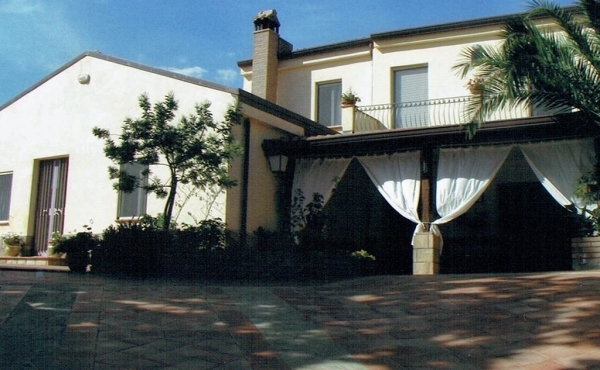 Villa con giardino 1